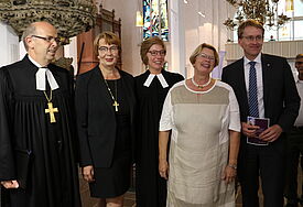 Bischof Gothart Magaard, Landesbischöfin Kristina Kühnbaum-Schmidt, Pastorin Maren Schmidt, Präses Ulrike Hillmann, Ministerpräsident Daniel Günther.