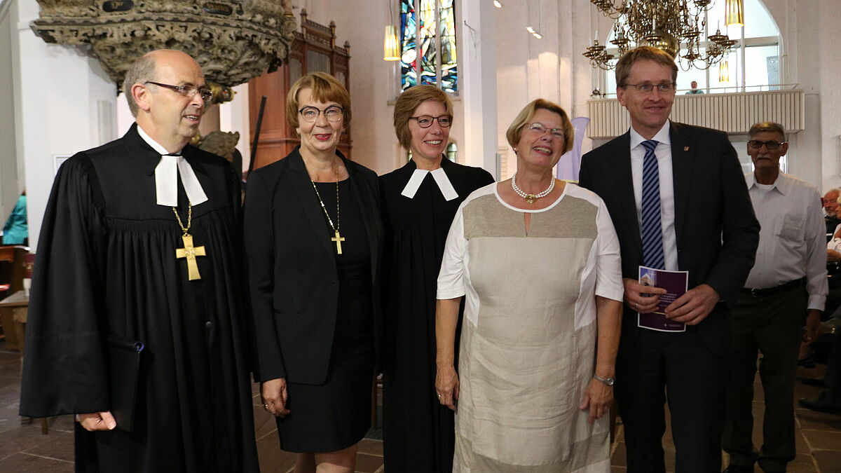 Bischof Gothart Magaard, Landesbischöfin Kristina Kühnbaum-Schmidt, Pastorin Maren Schmidt, Präses Ulrike Hillmann, Ministerpräsident Daniel Günther.