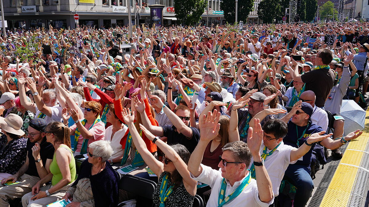 Der Abschlussgottesdienst auf dem Kornmarkt in Nürnberg: Tausende hören eine Predigt über Liebe und Gemeinschaft, die berührt und nachdenklich macht. 