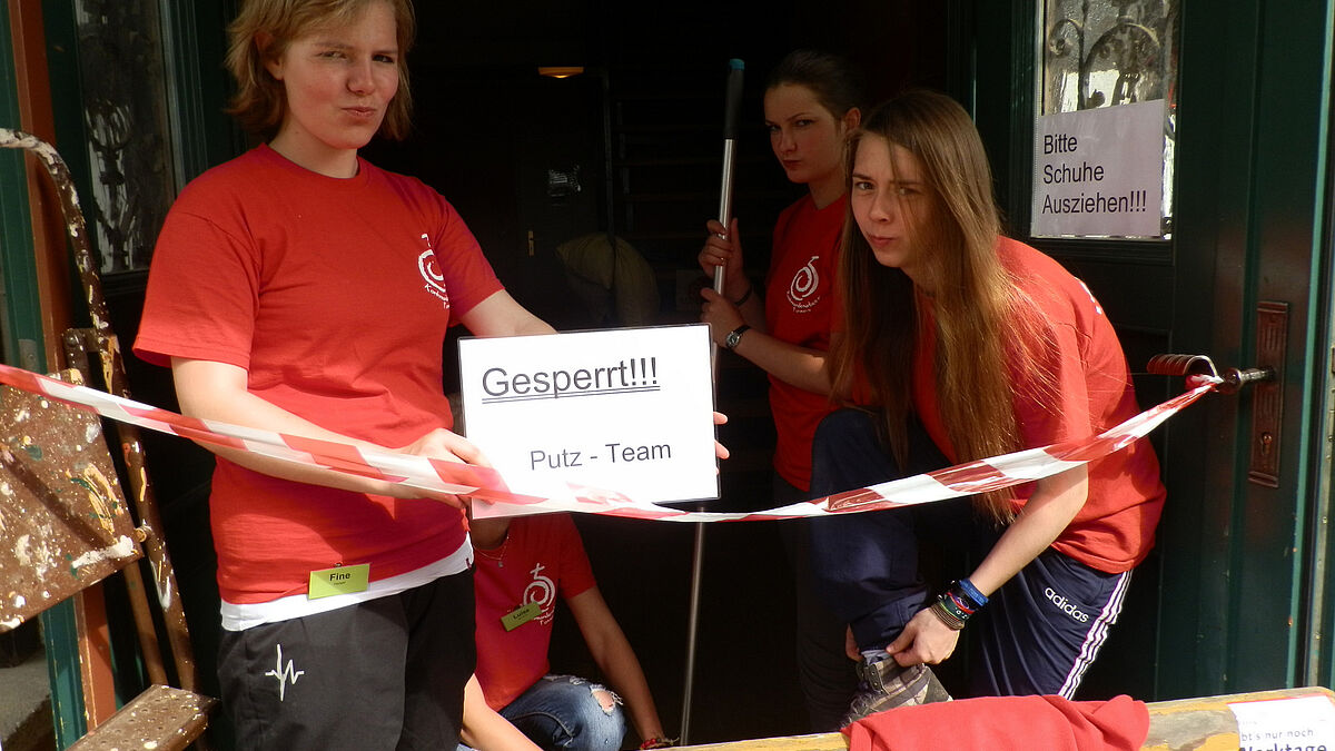 Teamerin Fine-Marie Hampel beim Putzeinsatz