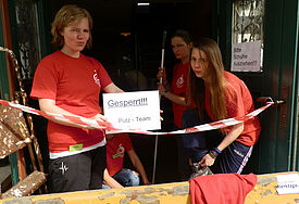 Teamerin Fine-Marie Hampel beim Putzeinsatz