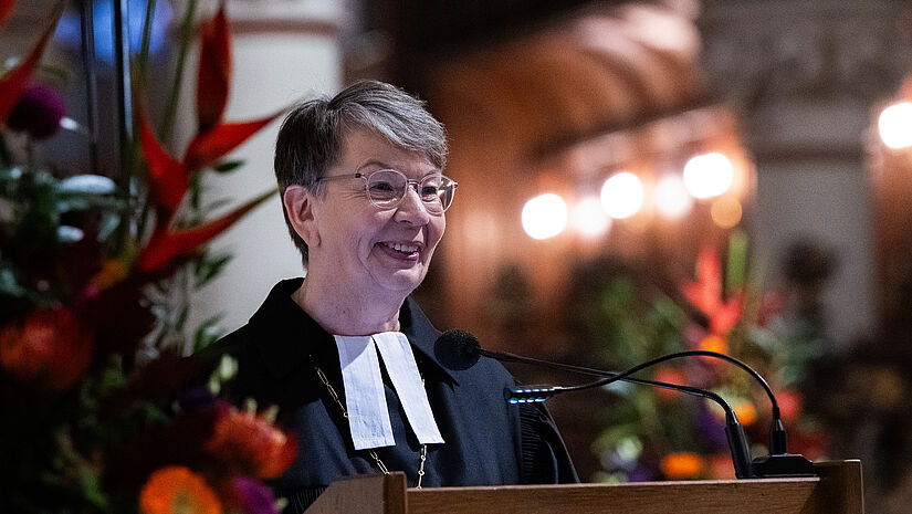 Landesbischöfin Kühnbaum-Schmidt hält eine Rede im Schleswiger Dom