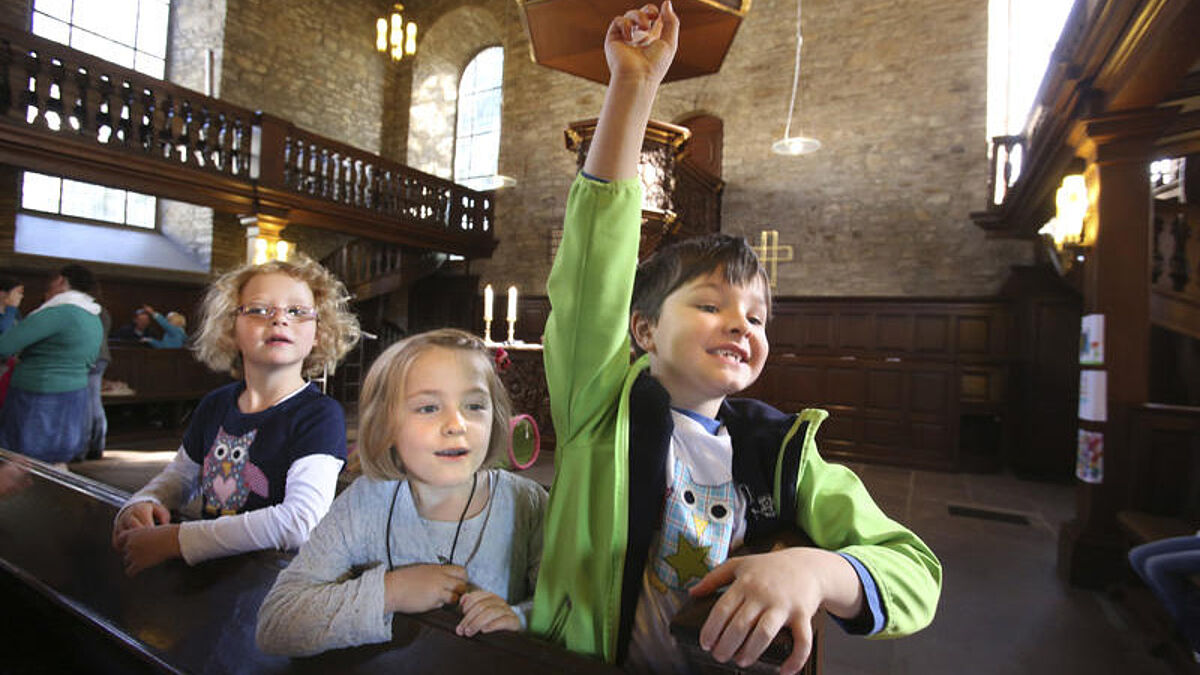 Kinder in einer Kirche (Symbolbild)