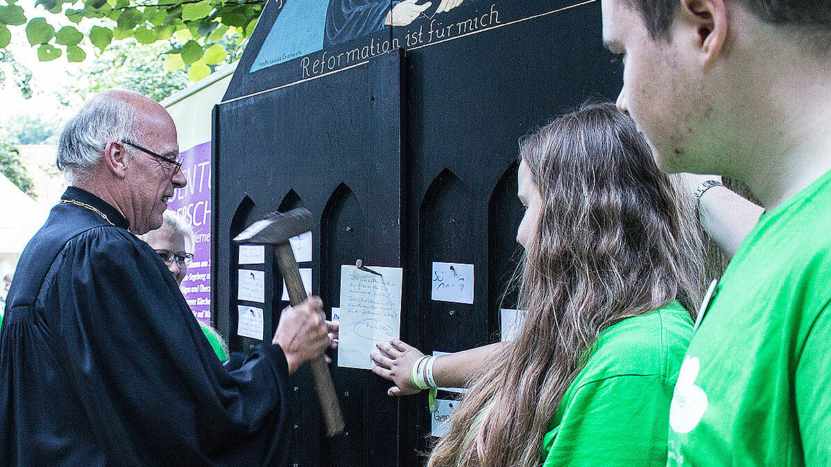 Gerhard Ulrich, Landesbischof der Evangelisch-Lutherischen Kirche in Norddeutschland (Nordkirche), hat am 8. Juli 2016 gemeinsam mit Jugendlichen aus der gesamten Nordkirche das Festival „Heaven“ auf der Domhalbinsel in Ratzeburg eröffnet. 