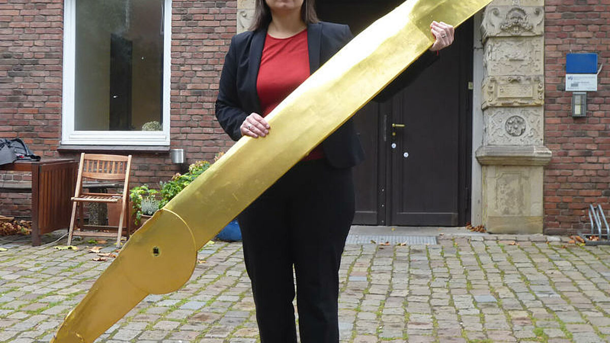 Ein Sturm hat in der Nacht zu Samstag (15.10.16) den grossen Minutenzeiger an der Turmuhr der Hamburger Hauptkirche St. Kathrinen in der Speicherstadt abgerissen (Foto: Die Hamburger Katharinen-Pastorin Maren Traumtann mit dem abgerissenen Turmuhr-Zeiger vor der Hauptkirche). Der rund 20 Kilogramm schwere Metallzeiger krachte aus rund 40 Meter Hoehe auf den Vorplatz der Hauptkirche, wie die Feuerwehr dem Evangelischen Pressedienst (epd) mitteilte. (Siehe epd-Meldung vom 16.10.16)