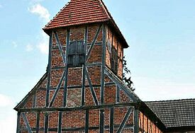 Die Dorfkirche von Ahrensberg in Mecklenburg. Der Fachwerkbau wurde 1767 errichtet. Das Bild zeigt die Kirche im Jahr 2008 vor ihrer Sanierung. 