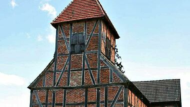 Die Dorfkirche von Ahrensberg in Mecklenburg. Der Fachwerkbau wurde 1767 errichtet. Das Bild zeigt die Kirche im Jahr 2008 vor ihrer Sanierung. 