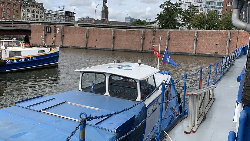 Barkasse auf der Elbe 