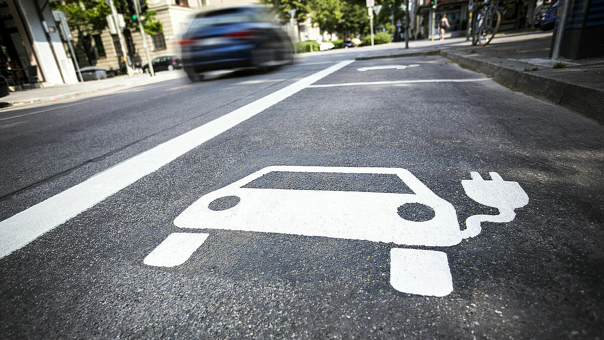 Bald überall zu sehen? Das Zeichen für eine E-Ladestation