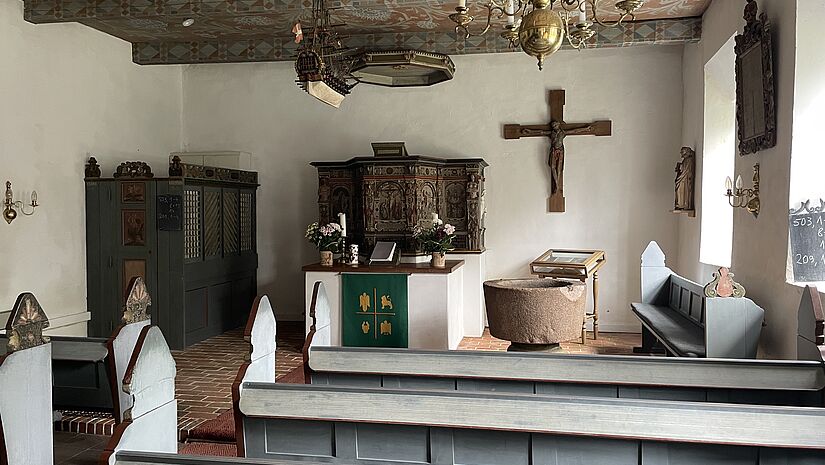 Innenraum einer Kirche mit Kanzel Altar, Taufstein und Votivschiff