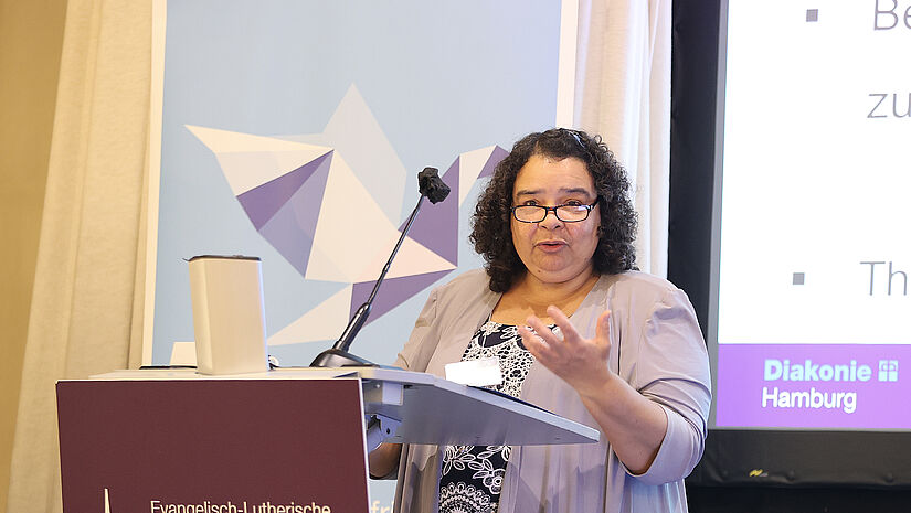 Pastorin Daniela Konrädi erläutert, warum es nötig ist, dass Kirche sich selbst kritisch hinterfragt. Daniela Konrädi