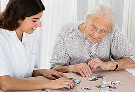 Krankenschwester und Seniorin 