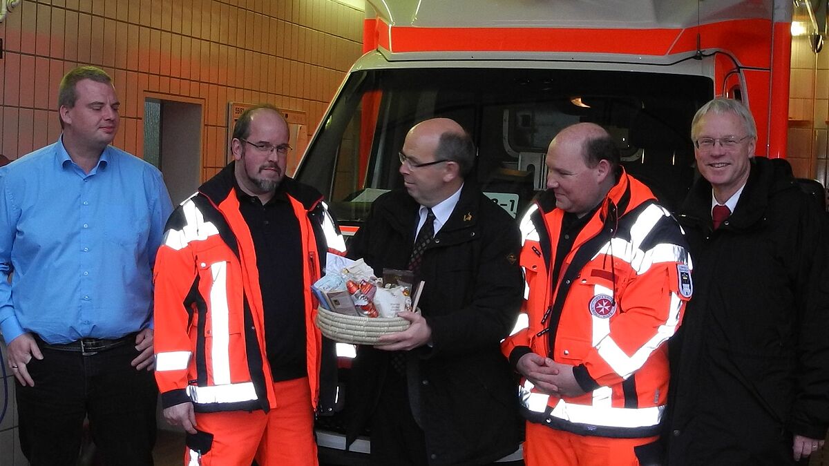 Bischofsvertreter Magaard (Mitte) und Propst Wiechmann (rechts) in der Rettungswache in Cismar