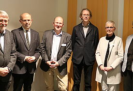 Prof. Dr. Uwe Danker, Bischof Gothart Magaard, Dr. Sebastian Rudolf, Prof. Dr. Alf Christophersen, Inke Asmussen und Maike Lauther-Pohl (Evangelische Akademie), die den Abend moderierte.
