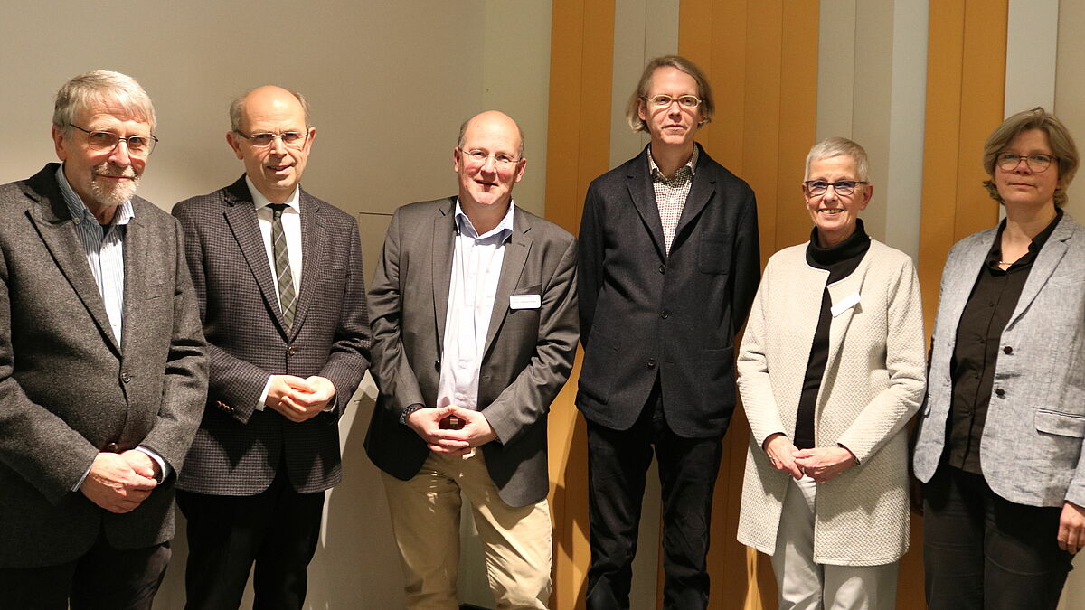 Prof. Dr. Uwe Danker, Bischof Gothart Magaard, Dr. Sebastian Rudolf (Helios Klinikum Schleswig), Prof. Dr. Alf Christophersen, Inke Asmussen und Maike Lauther-Pohl (Evangelische Akademie), die den Abend moderierte.