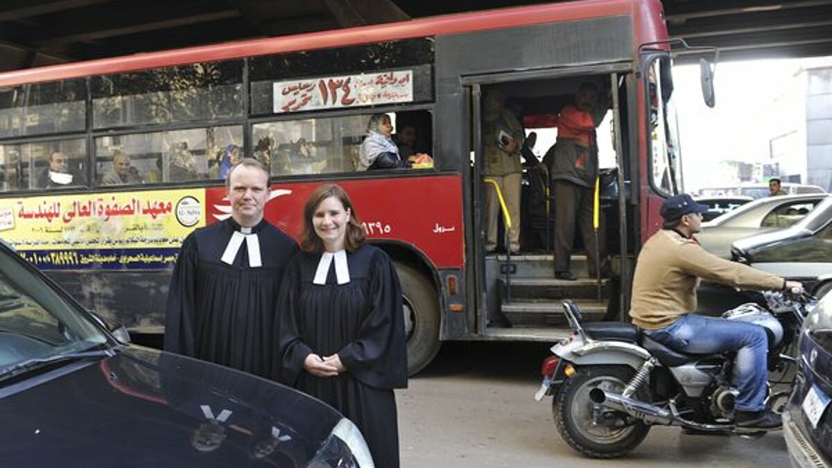 Am 28. Februar 2014 feiert die deutsche evangelische Gemeinde in Kairo ihr 150-Jahr-Jubiläum, sie wurde 1864 gegründet. Stefan und Nadia el-Karsheh teilen sich die Pfarrstelle in der Gemeinde (Foto auf der Straße vor der Kirche).