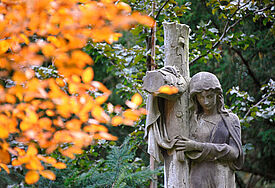 Figur an einem Grab auf dem Friedhof in Hannover-Stöcken