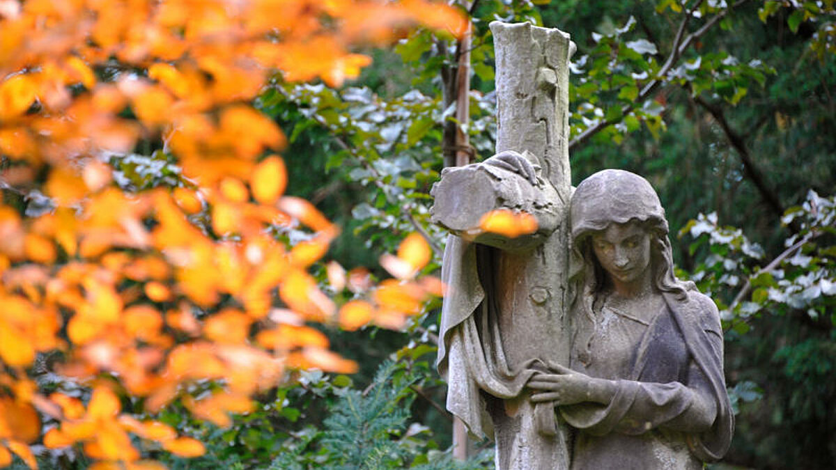 Statue auf einem Friedhof