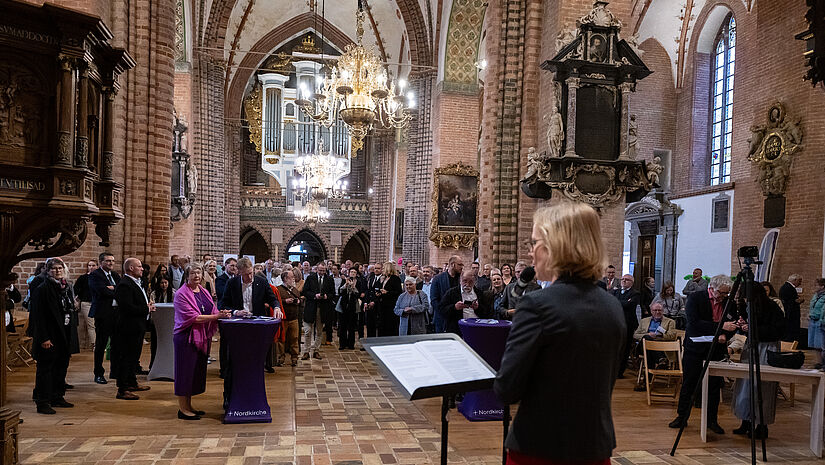 Bischöfin Nora Steen machte in Ihrer Rede deutlich, welche Räume Kirche in unserer Gesellschaft bietet und wie sehr sie danach strebt, freie Räume zu schaffen, um Menschen aus allen Richtungen zusammenzubringen für Dialoge und gegenseitiges Verständnis.