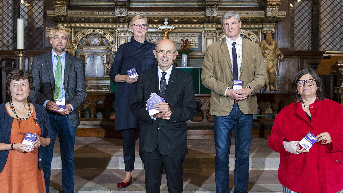 Präsentation der Gesprächskarten in der Flensburger St. Marien-Kirche: vlnr Bischöfin Marianne Christiansen, Senior Matthias Alpen, Pastorin Christa Hansen, Bischof Gothart Magaard, Propst Hasse Neldeberg-Jörgensen, Pröpstin Carmen Rahlf.
