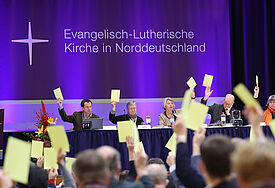 Das Plenum der Landessynode mit dem Präsidium bei einer Abstimmung