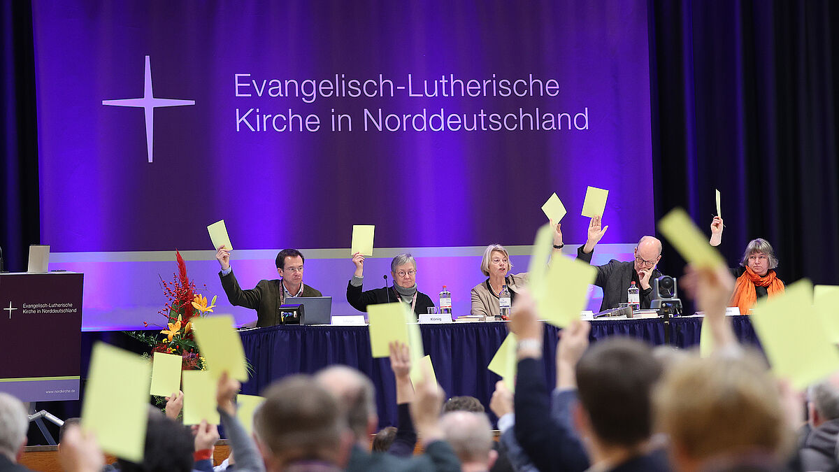 Das Plenum der Landessynode mit dem Präsidium bei einer Abstimmung