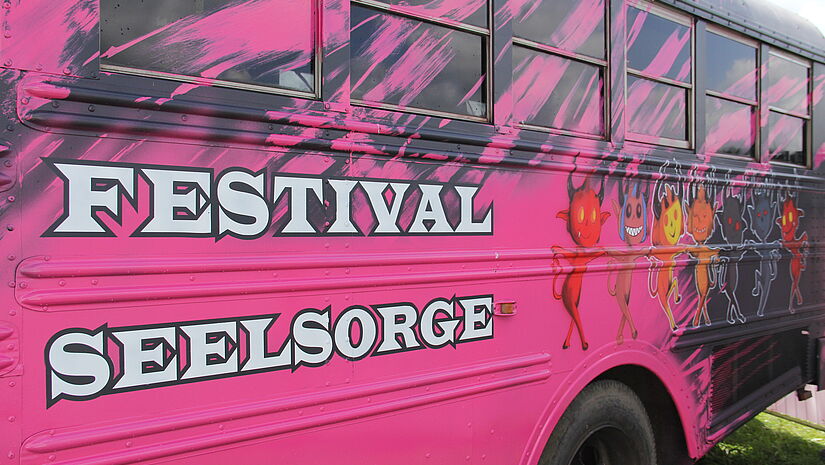 Safer Space auf dem Festivalgelände: Der pinke umgebaute amerikanische Schulbus der Jungen Nordkirche