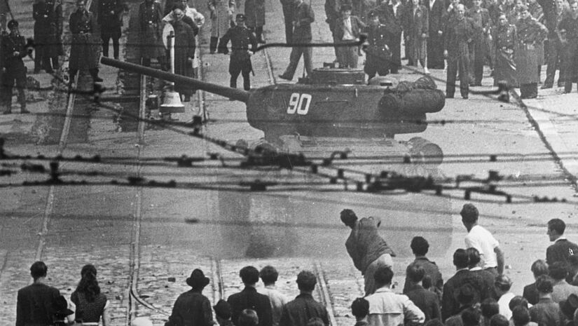 Sowjetische Panzer sind am 17. Juni 1953 während des Arbeiteraufstands in der DDR auf dem Potsdamer Platz in Ost-Berlin aufgefahren.