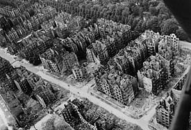 Das durch die Bombadierungen der alliierten Luftwaffe zerstörte Hamburg (Foto um 1945).