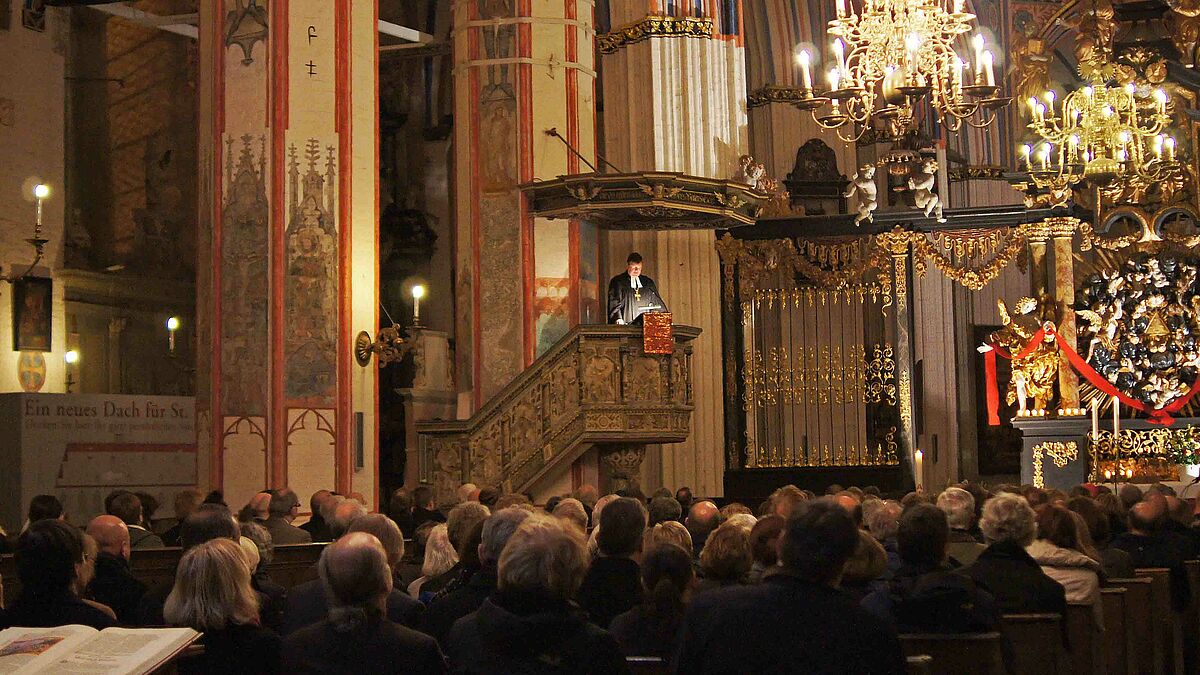 Bischof Dr. Hans-Jürgen Abromeit spricht zu den Gästen in der Stralsunder St. Nikolai-Kirche