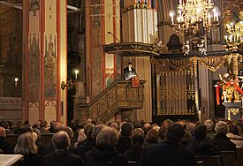 Bischof Dr. Hans-Jürgen Abromeit spricht zu den Gästen in der Stralsunder St. Nikolai-Kirche
