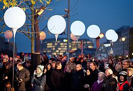 Weltweit gedenken Menschen des Fall der Mauer vor 25 Jahren - in Berlin erinnert am 9. November eine „Lichtgrenze” an die ehemalige deutsch-deutsche Grenze