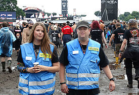 Heavy Metal, Schlamm und tröstende Worte: Pastorin Katharina Schunck macht mit ihrem Festivalseelsorge-Kollegen Fabian Schmidt einen Gang über das Festivalgelände in Wacken.