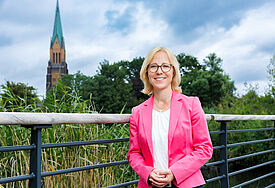 Bischöfin Nora Steen, im Hintergrund der Domturm