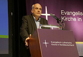 „Die Qualität des Religionsunterrichts hängt sehr von der Person der Lehrkraft, ihrer christlichen Haltung und Überzeugung und auch von der religiösen Lebenspraxis ab", sagte Frank Howaldt, Mitglied der Ersten Kirchenleitung, bei der Einbringung
