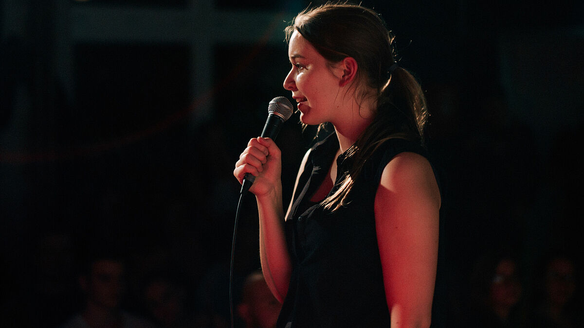 Mona Harry ist seit 2011 auf Poetry-Slam-Bühnen im gesamten deutschsprachigen Raum aktiv und am Reformationstag in Meldorf mit dabei.