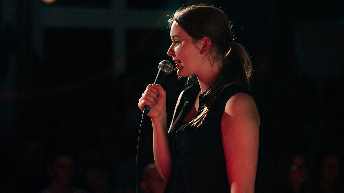 Mona Harry ist seit 2011 auf Poetry-Slam-Bühnen im gesamten deutschsprachigen Raum aktiv und am Reformationstag in Meldorf mit dabei.