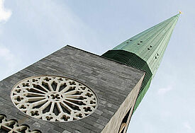 Kirchturm der evangelischen Hauptkirche St. Nikolai am Klosterstern.