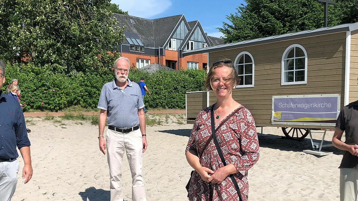 Das Team der Sommerkirche in St. Nicolai vor der Schäferwagenkirche am Eckernförder Strand. (von links: Pastor Dirk Homrighausen, Pastor Ullrich Schiller, Kirchenmusikdirektorin Katja Kanowski, Pastor Michael Jordan.)