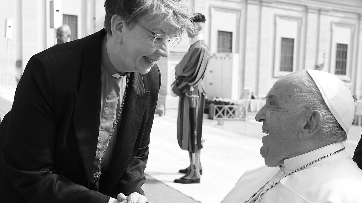 Treffen in herzlicher Atmosphäre: Landesbischöfin Kristina Kühnbaum-Schmidt und Papst Franziskus auf Petersplatz. 