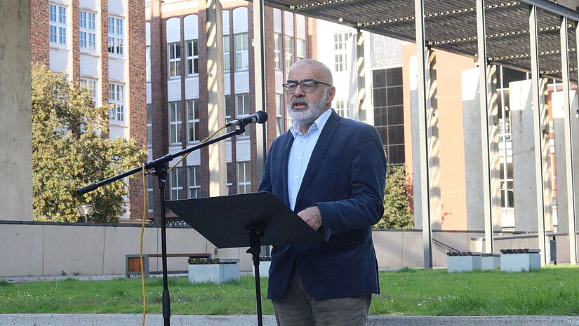 Dr. Maher Fakhouri im Kirchhof Rostock. 