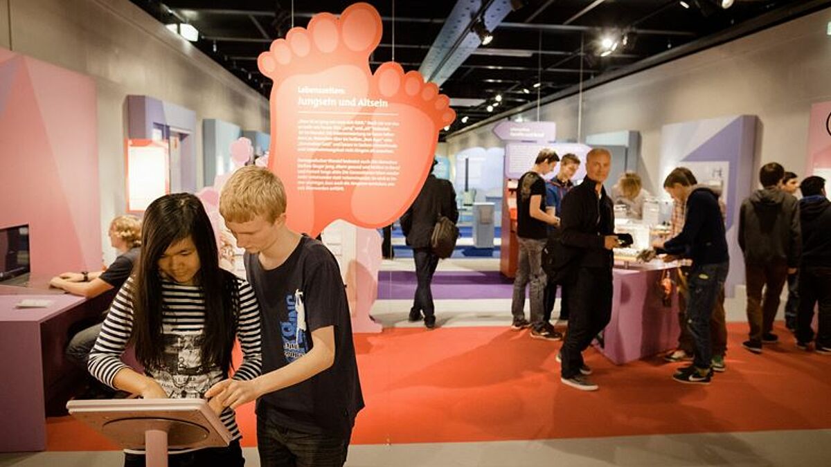 Die  MS Wissenschaft bietet auf rund 600 Quadratmetern Ausstellungsfläche Fakten und Erlebnis-Wissen zum demografischen Wandel 