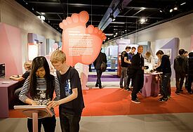 Die  MS Wissenschaft bietet auf rund 600 Quadratmetern Ausstellungsfläche Fakten und Erlebnis-Wissen zum demografischen Wandel