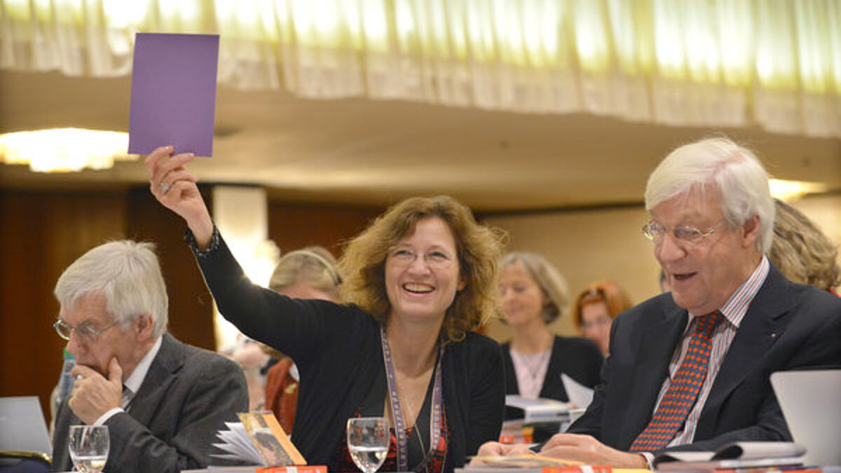 In der Landessynode als höchstes Kirchenparlament und Gesetzgebungsorgan liegt der Frauenanteil derzeit nur bei 32,7 Prozent. (Synodale der Nordkirche 2012, Symbolbild).