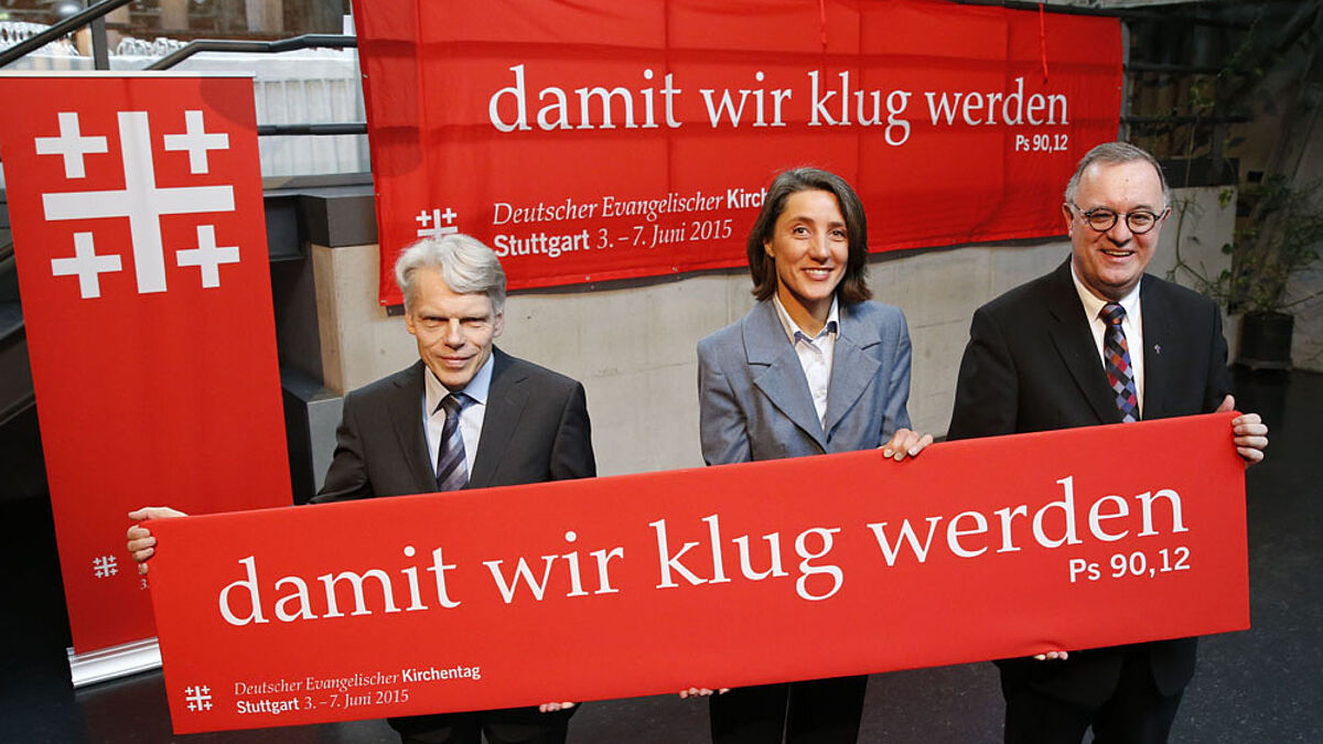 Die Losung für den Kirchentag 2015 in Stuttgart "damit wir klug werden" präsentiert von Kirchentagspräsident Andreas Barner, Generalsekretärin des DEKT Ellen Ueberschär und Landesbischof Frank Ottfried July.