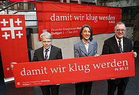 Die Losung für den Kirchentag 2015 in Stuttgart "damit wir klug werden" präsentiert von Kirchentagspräsident Andreas Barner, Generalsekretärin des DEKT Ellen Ueberschär und Landesbischof Frank Ottfried July.