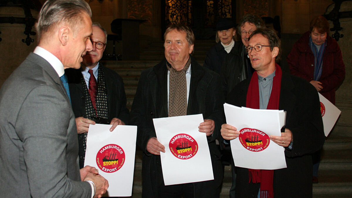 Hauptpastor Christoph Störmer (rechts) überreicht gemeinsam mit Wolfram Weiße 500 Unterschriften an Bürgerschafts-Direktor Johannes Düwel.