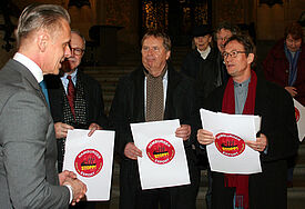 Hauptpastor Christoph Störmer (rechts) überreicht gemeinsam mit Wolfram Weiße 500 Unterschriften an Bürgerschafts-Direktor Johannes Düwel.