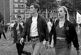 Szene aus "Wir sind jung. Wir sind stark". Der Film ist größtenteils in schwarz-weiß gefilmt