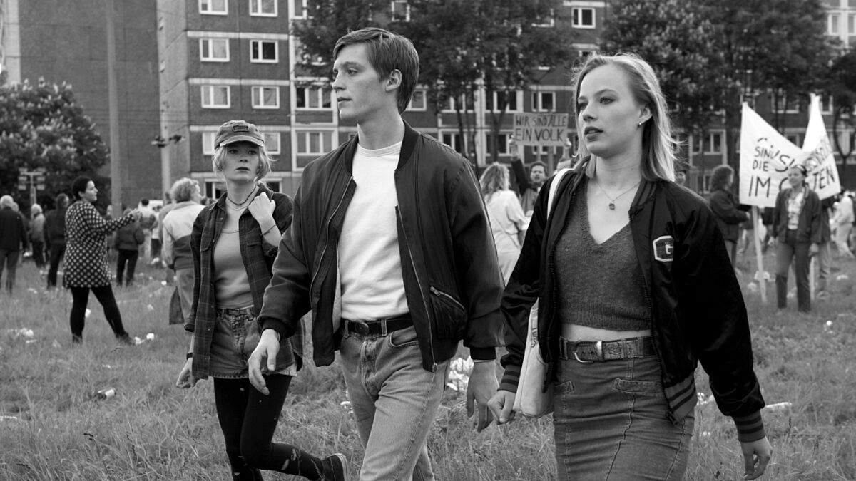 Szene aus "Wir sind jung. Wir sind stark". Der Film ist größtenteils in schwarz-weiß gehalten